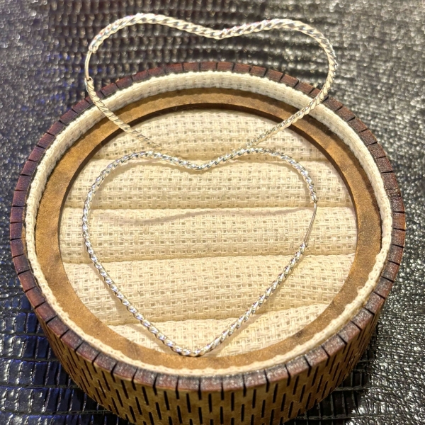 BRINCO CORAÇÃO TORCIDO 5,5CM