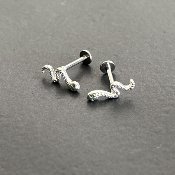 PIERCING COBRA OLHO VERDE BASE RETA
