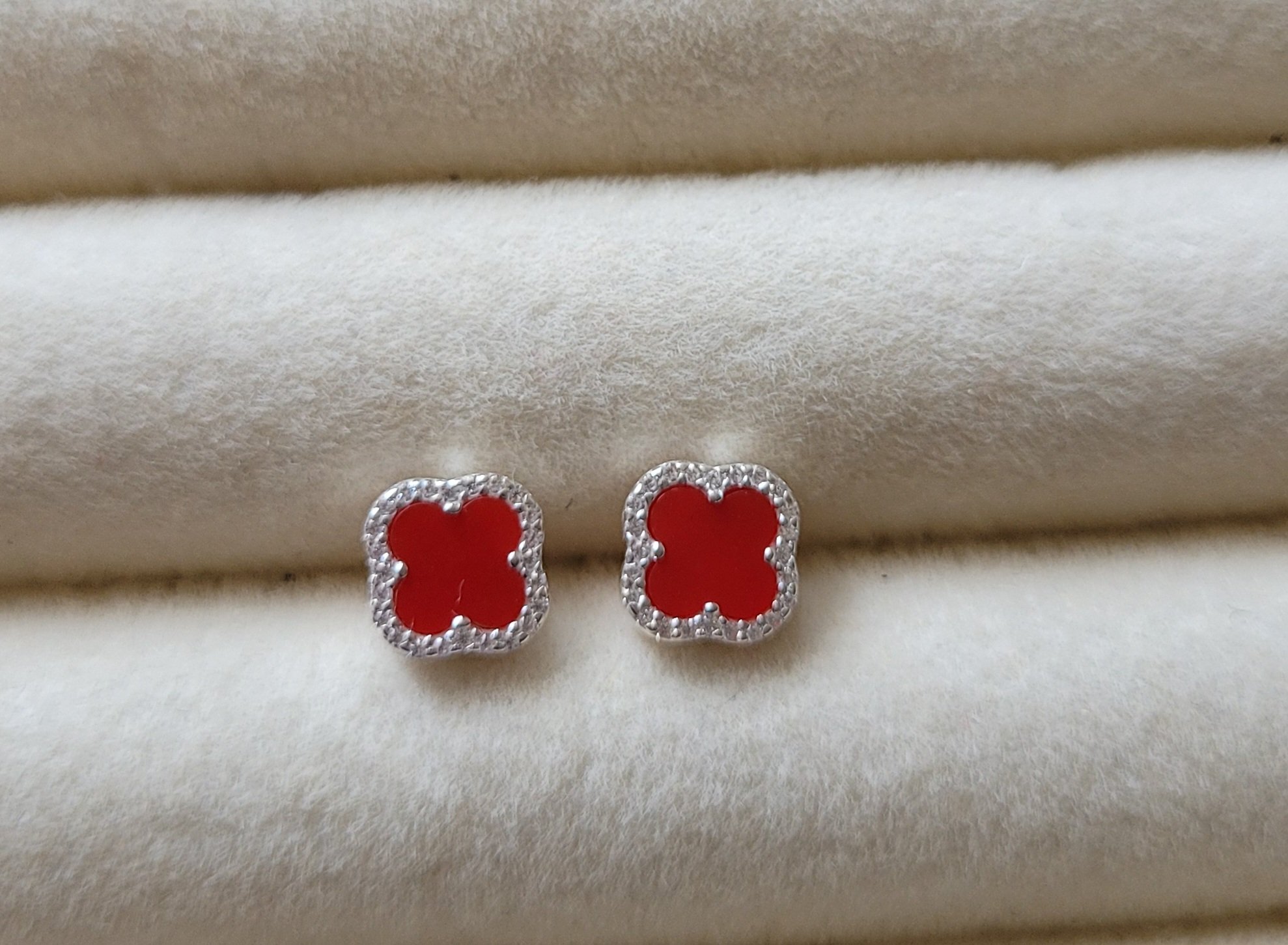 BRINCO TREVO LUXO ZIRCÔNIAS VERMELHO