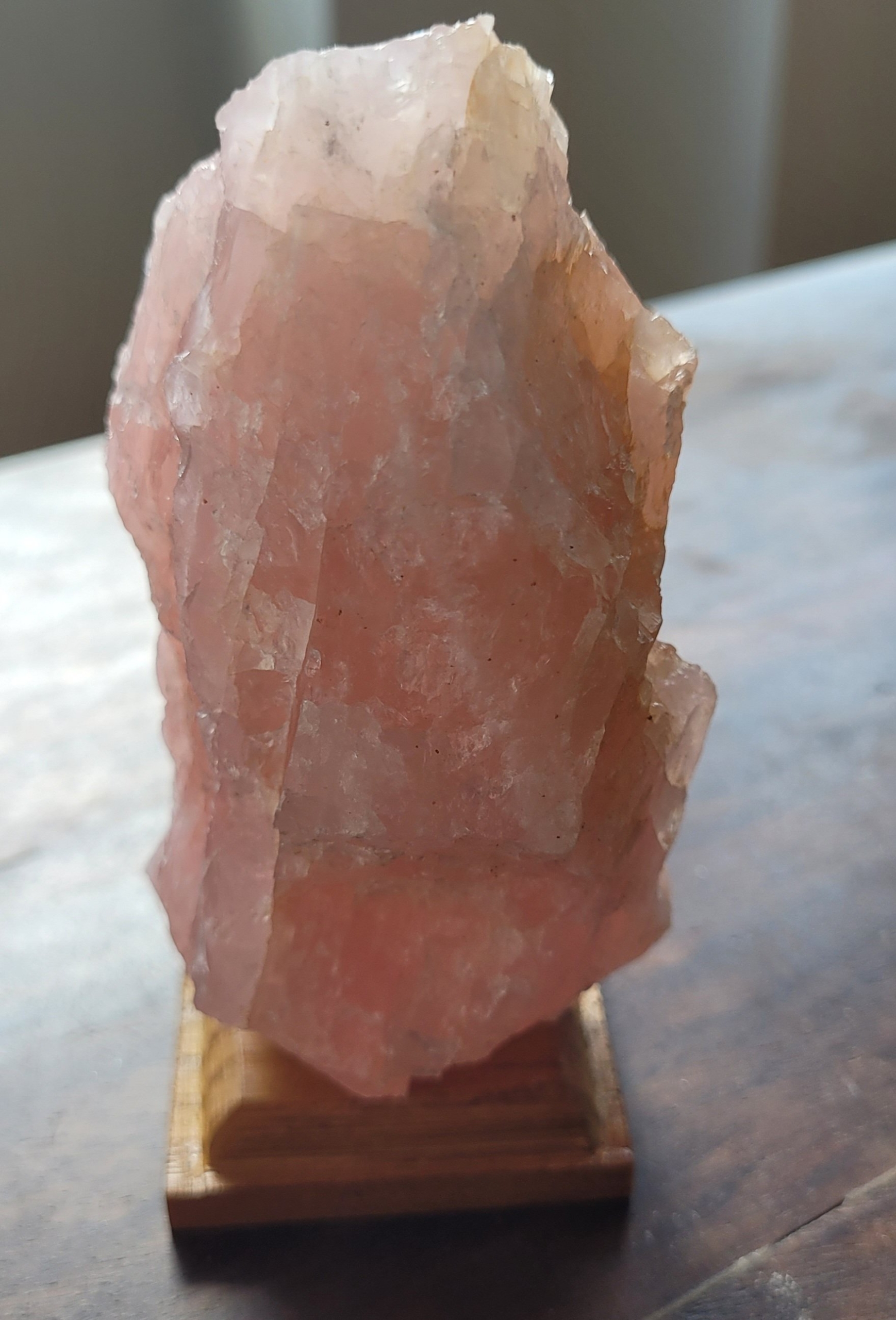 PEDRA NA BASE DE MADEIRA QUARTZO ROSA