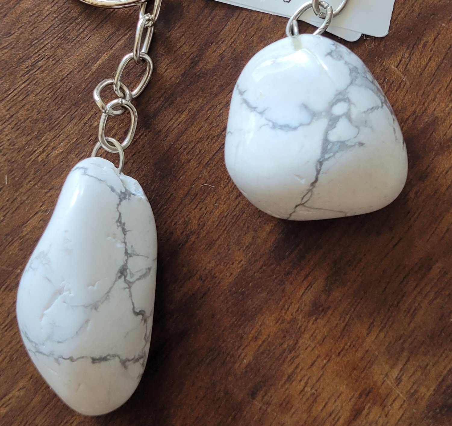 CHAVEIRO PEDRA NATURAL ROLADA HOWLITA