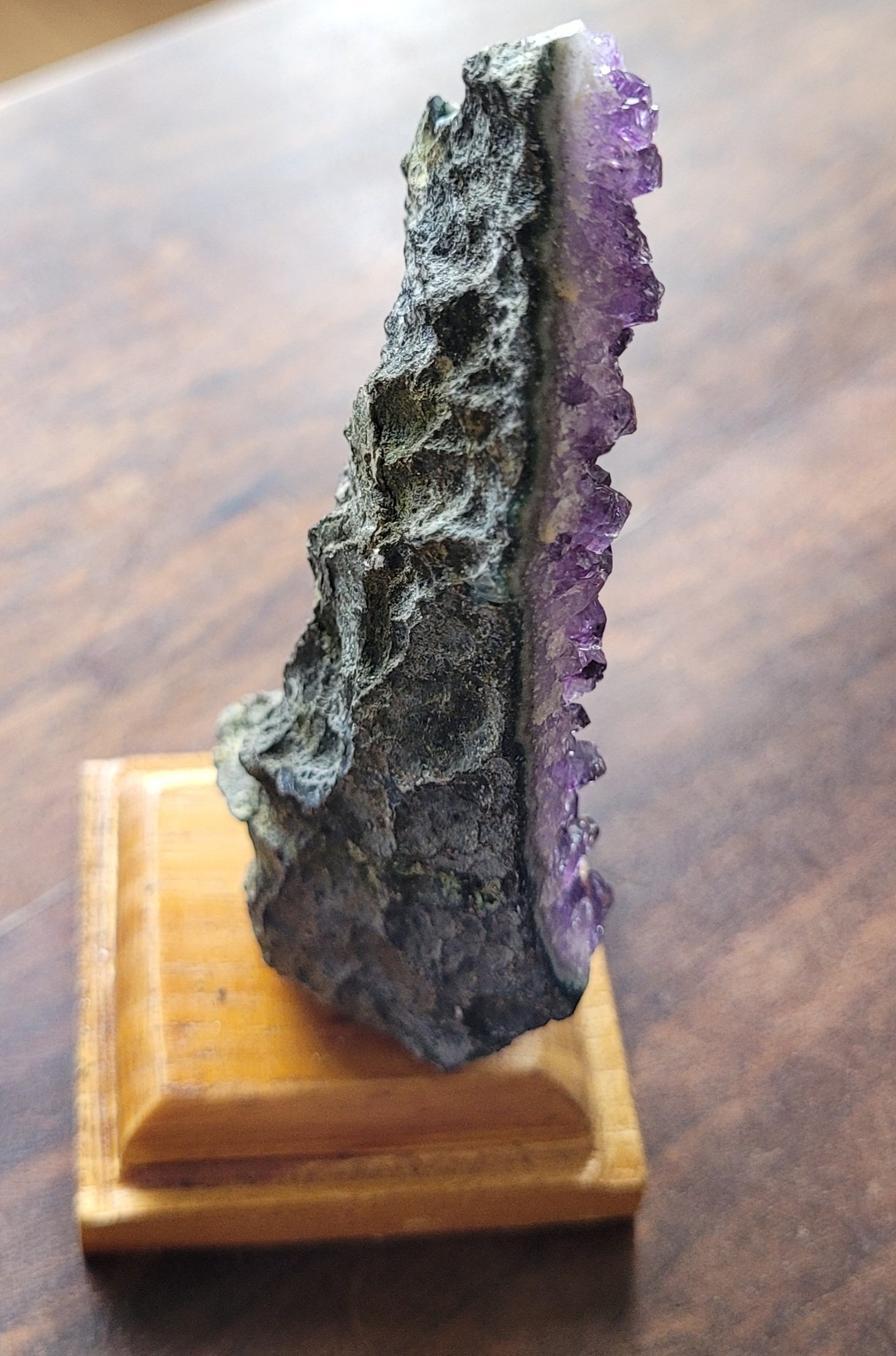PEDRA NA BASE DE MADEIRA DRUSA AMETISTA - Image 2