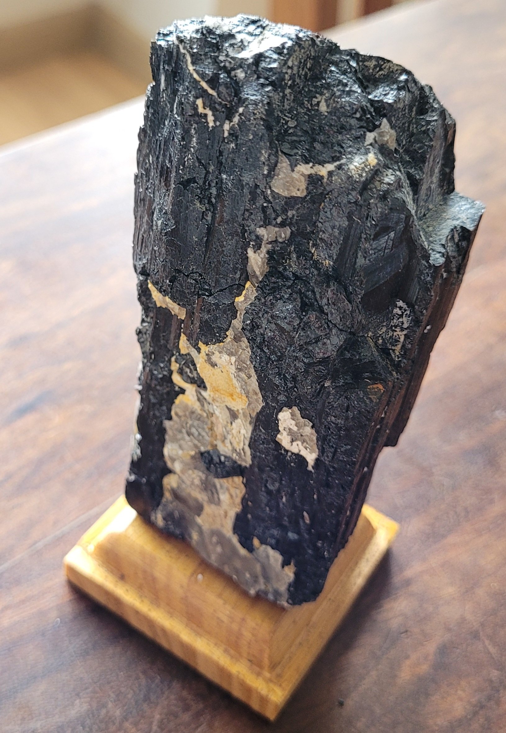PEDRA NA BASE DE MADEIRA TURMALINA NEGRA