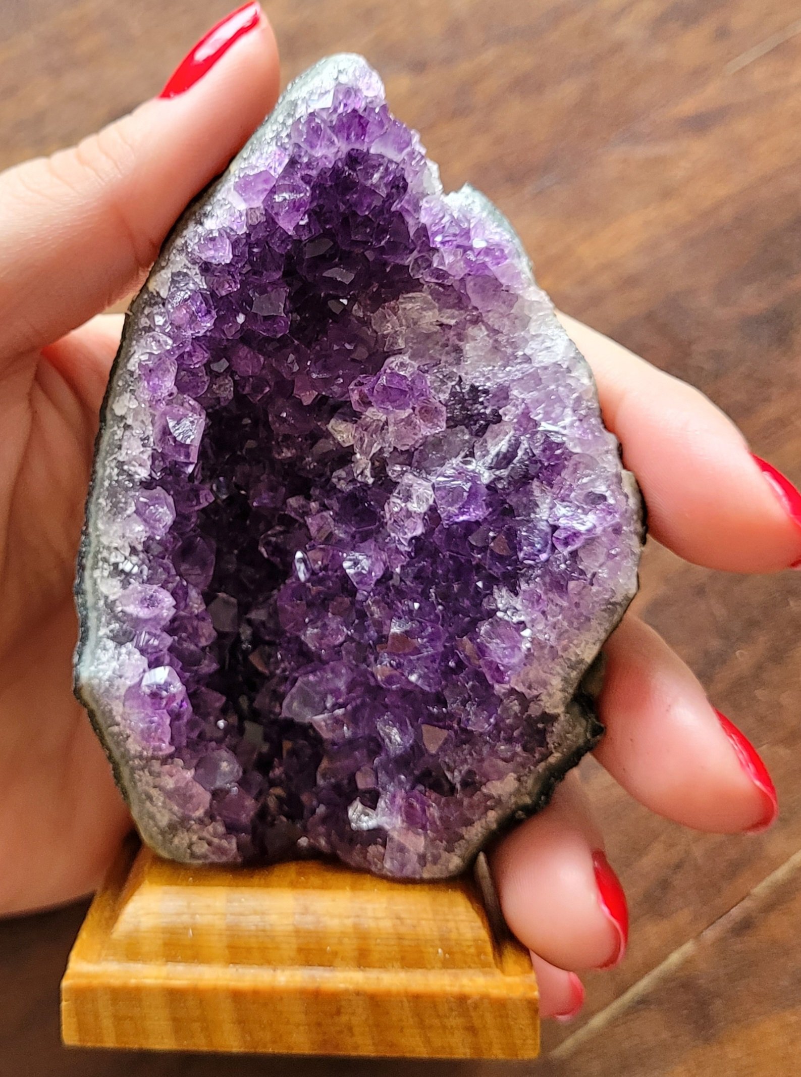 PEDRA NA BASE DE MADEIRA DRUSA AMETISTA